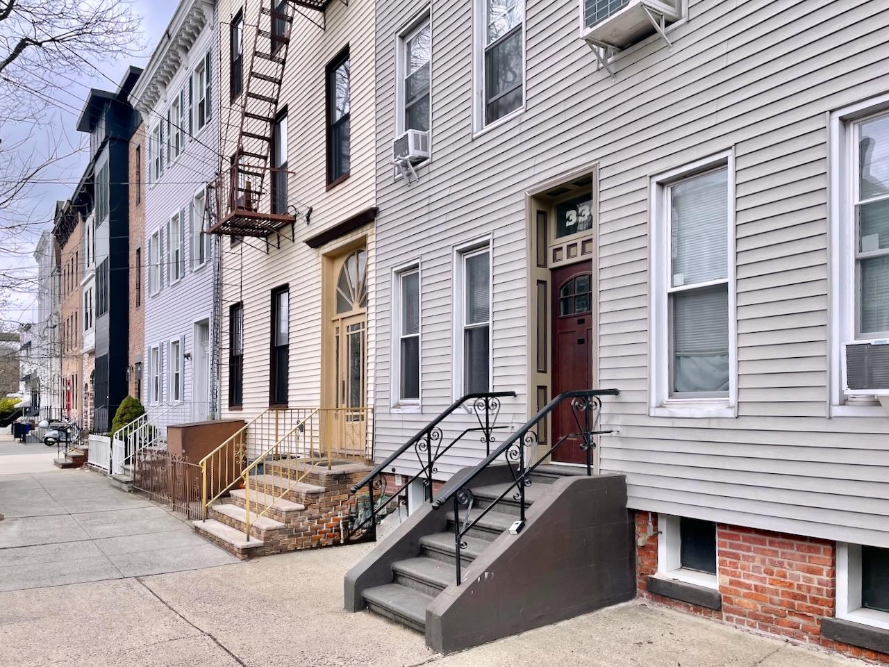 330 PAVONIA AVE Unit: 3R