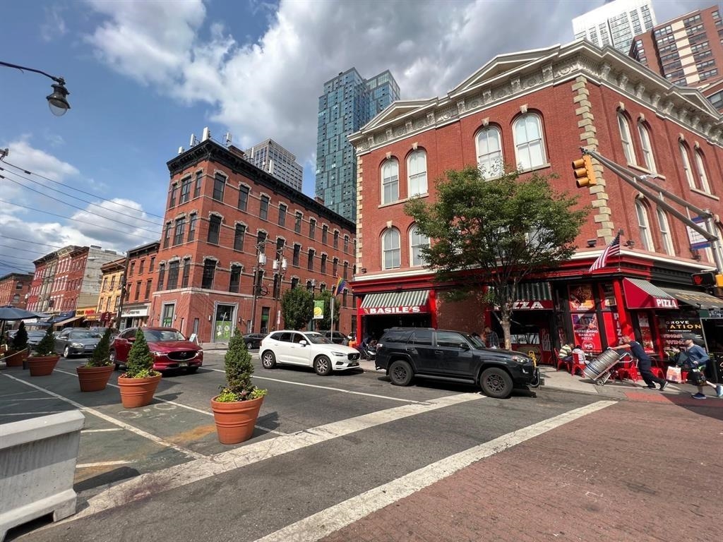 338 GROVE ST Unit: 2C