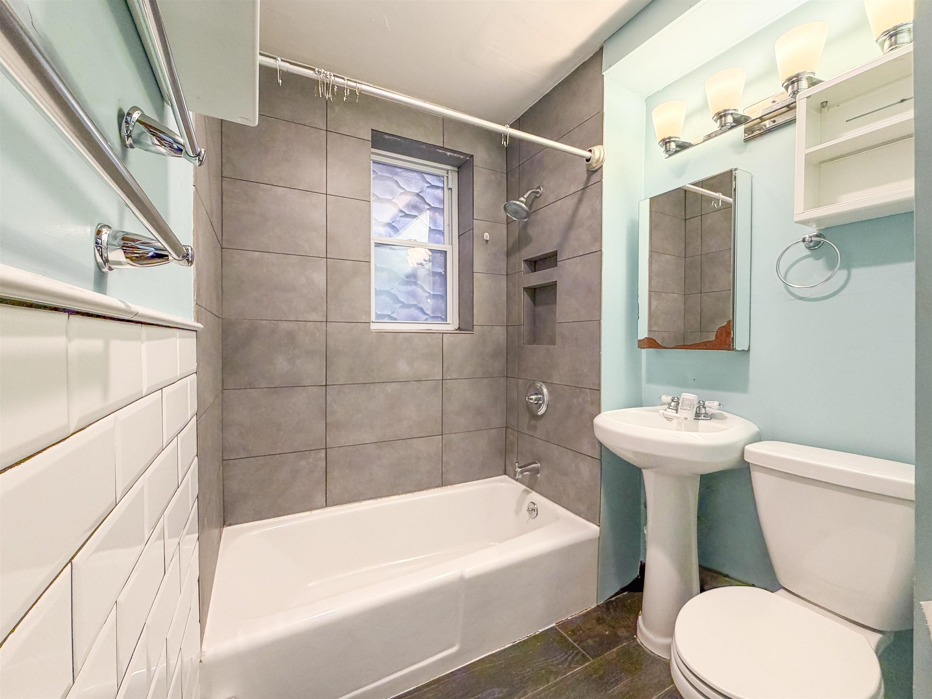 388 BALDWIN AVE Unit: 2