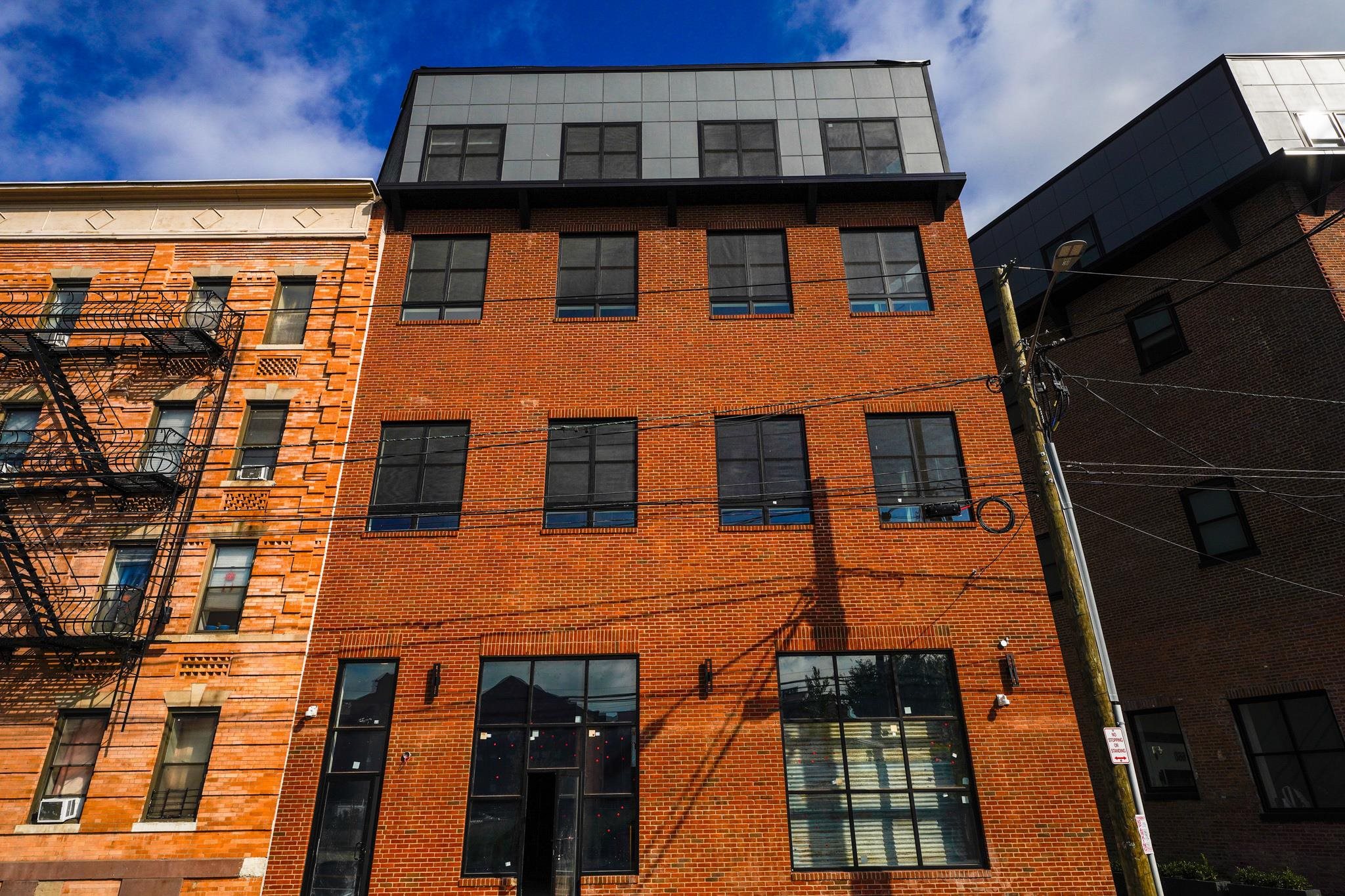 660 GRAND ST Unit: 211