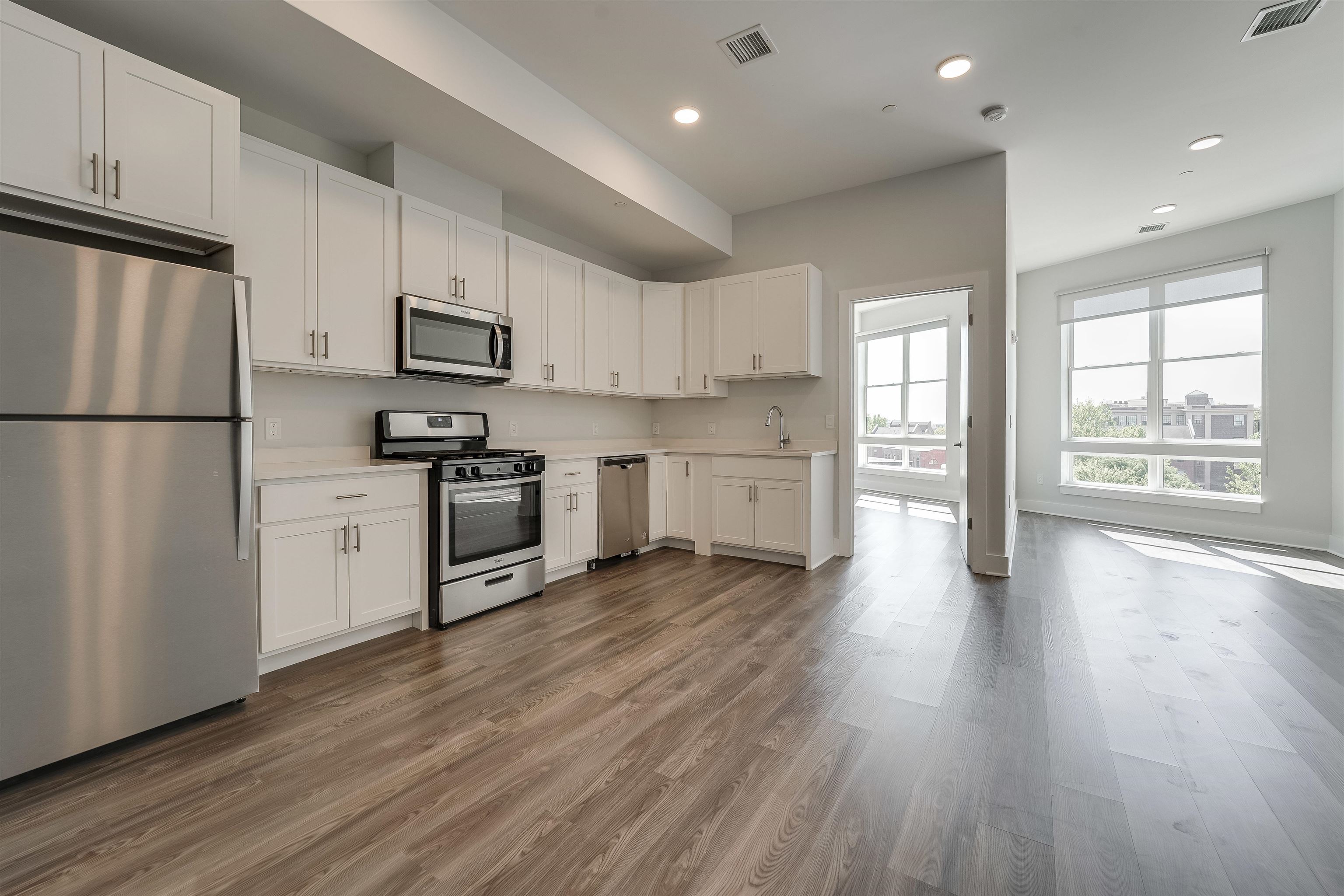 660 GRAND ST Unit: 211