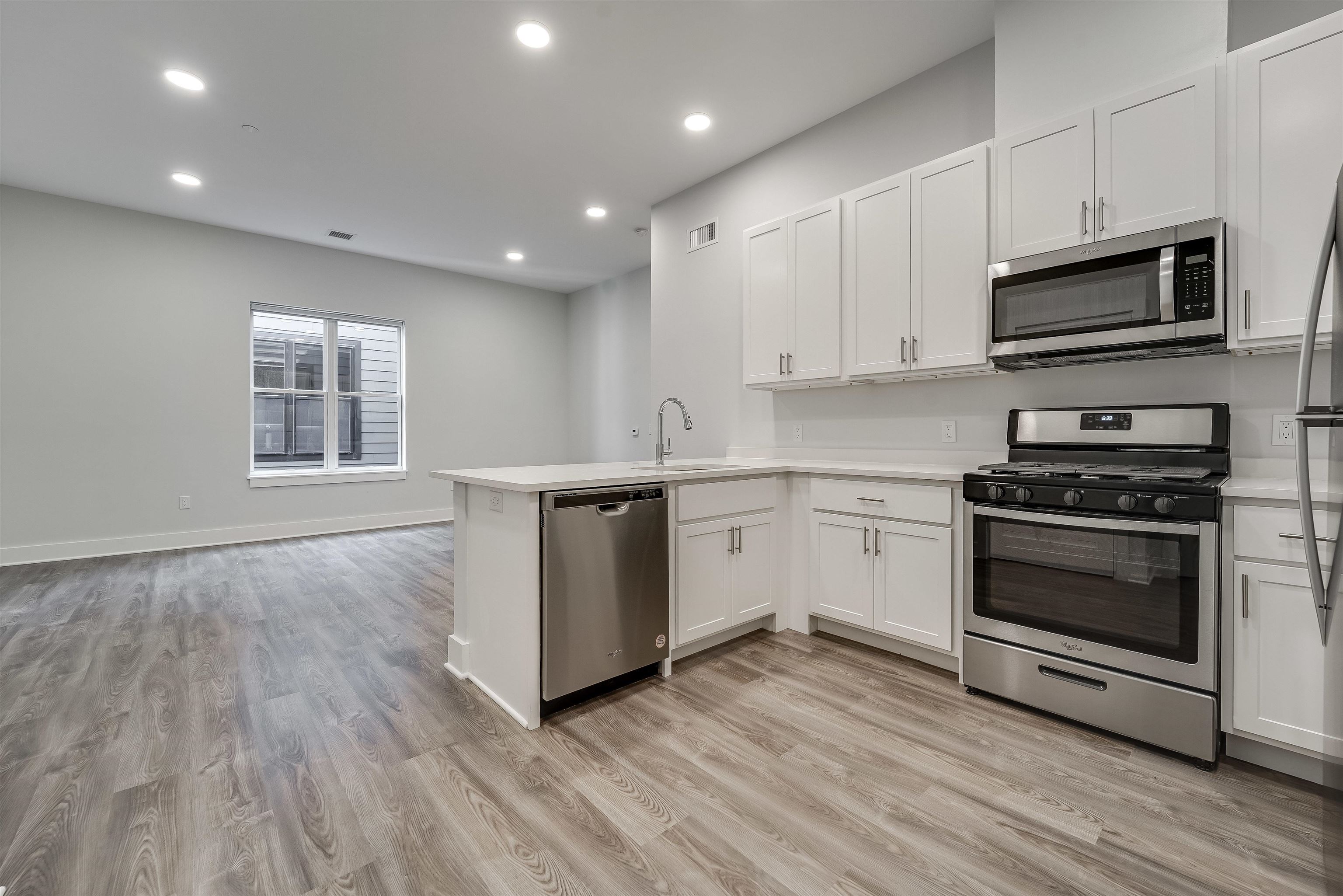 660 GRAND ST Unit: 412