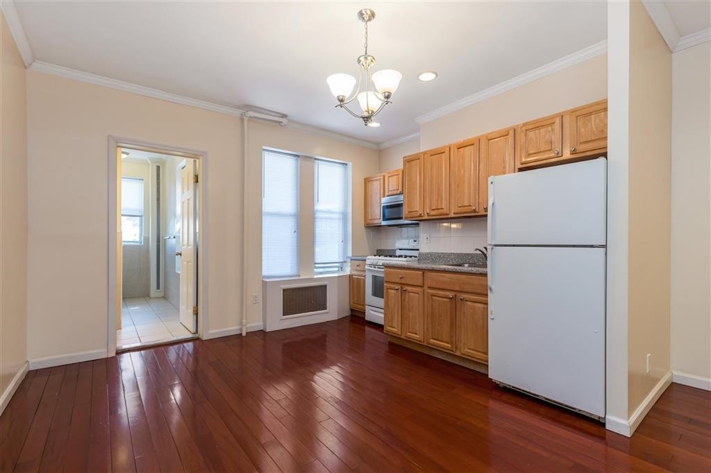 278 2ND ST Unit: 6 (3R)