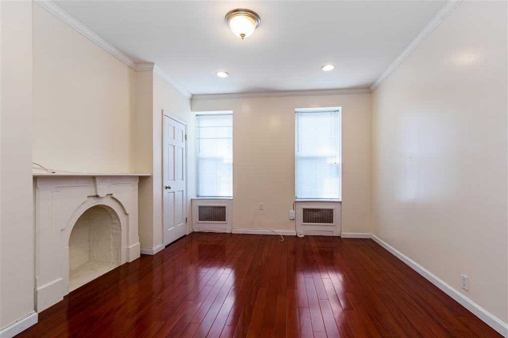 278 2ND ST Unit: 6 (3R)