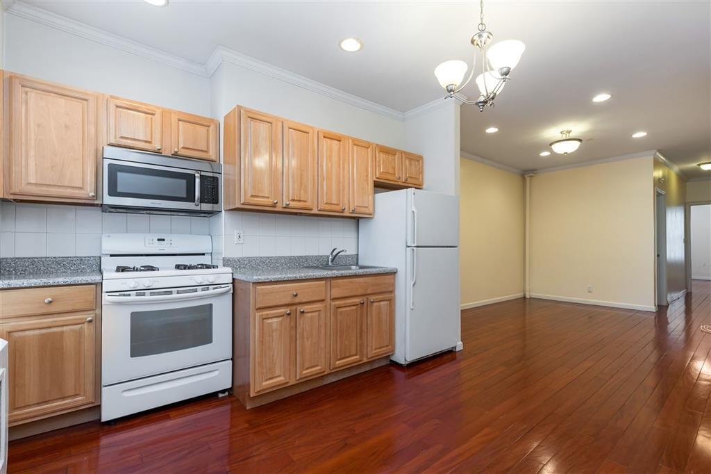 278 2ND ST Unit: 6 (3R)