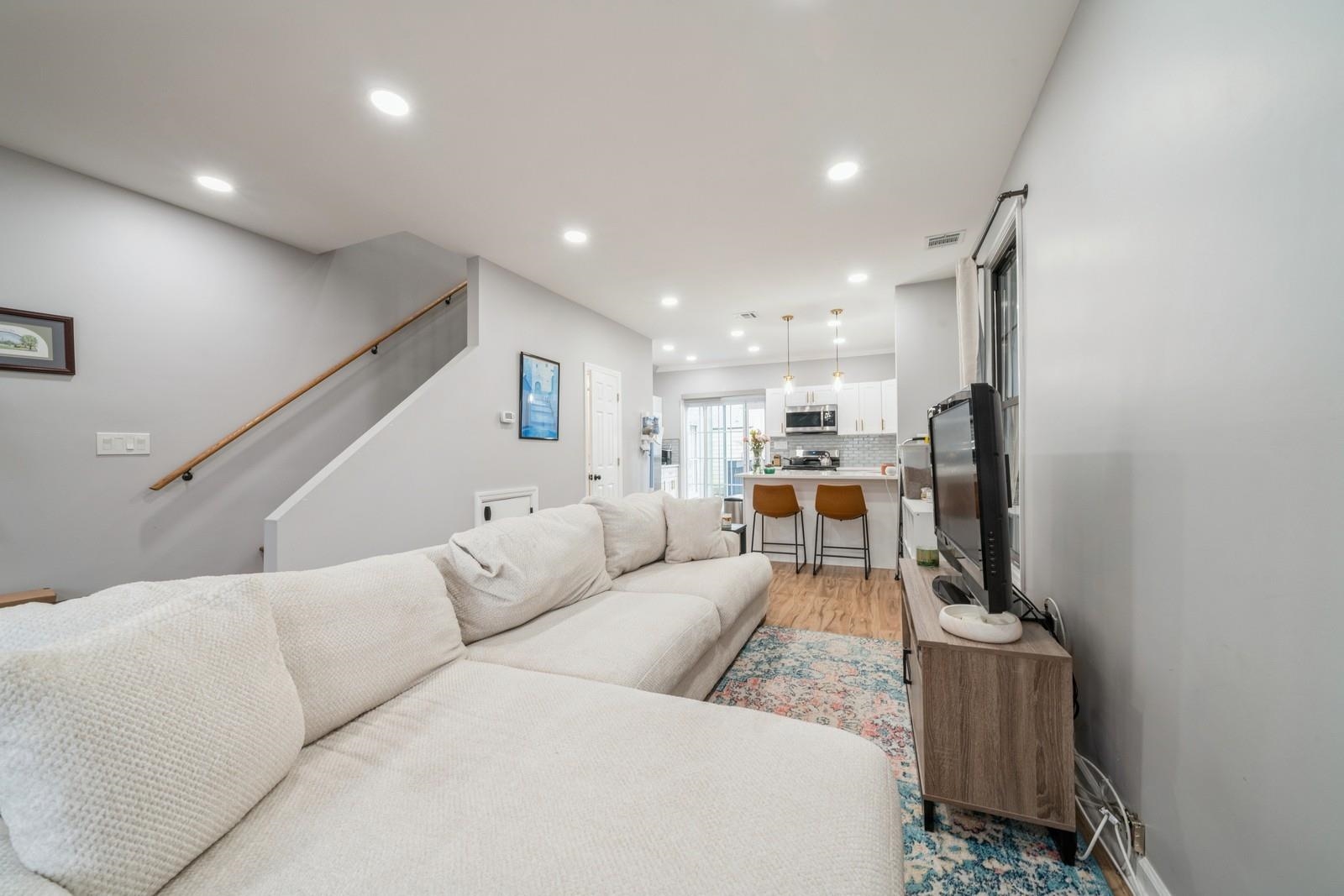 318 2ND ST Unit: 2