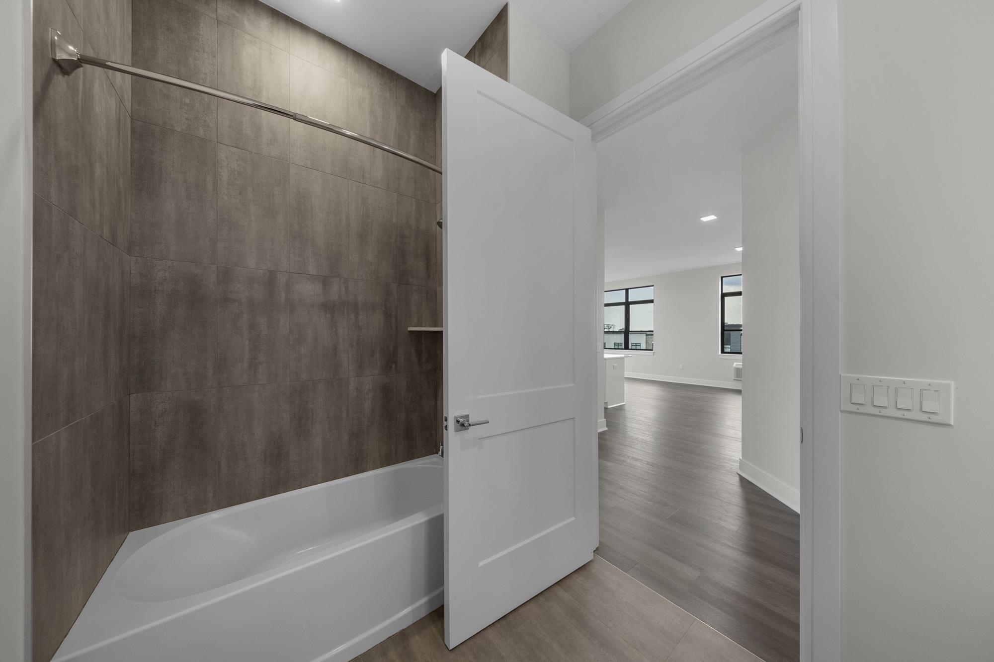 121 34TH ST Unit: 405