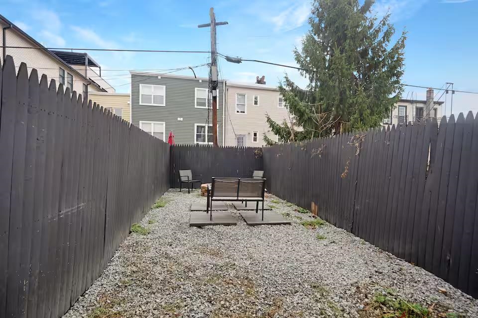 234 WEBSTER AVE Unit: 1R