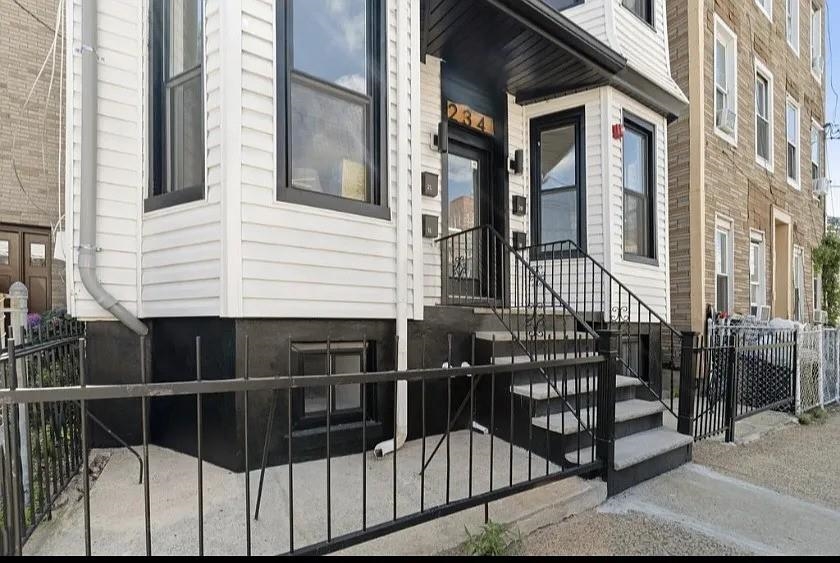 234 WEBSTER AVE Unit: 1R
