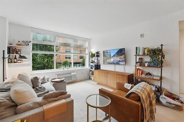 1400 HUDSON ST Unit: 220