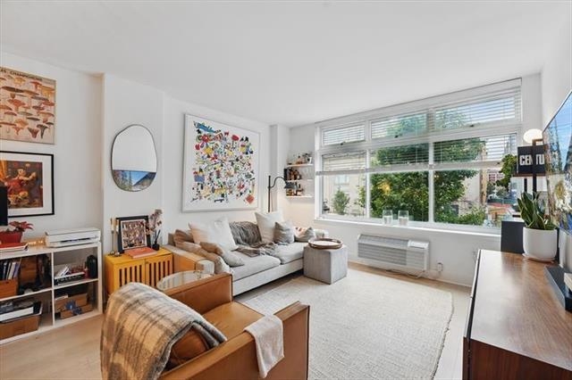 1400 HUDSON ST Unit: 220