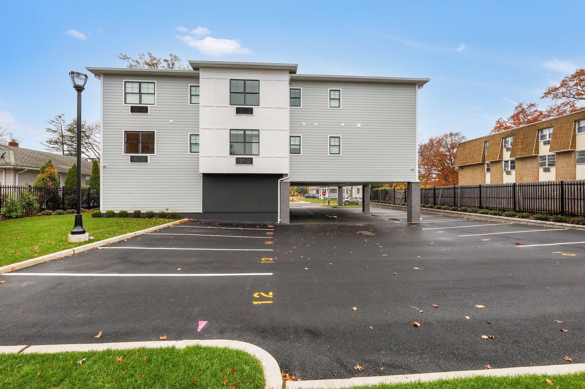 74 CLARENDON PL Unit: 202
