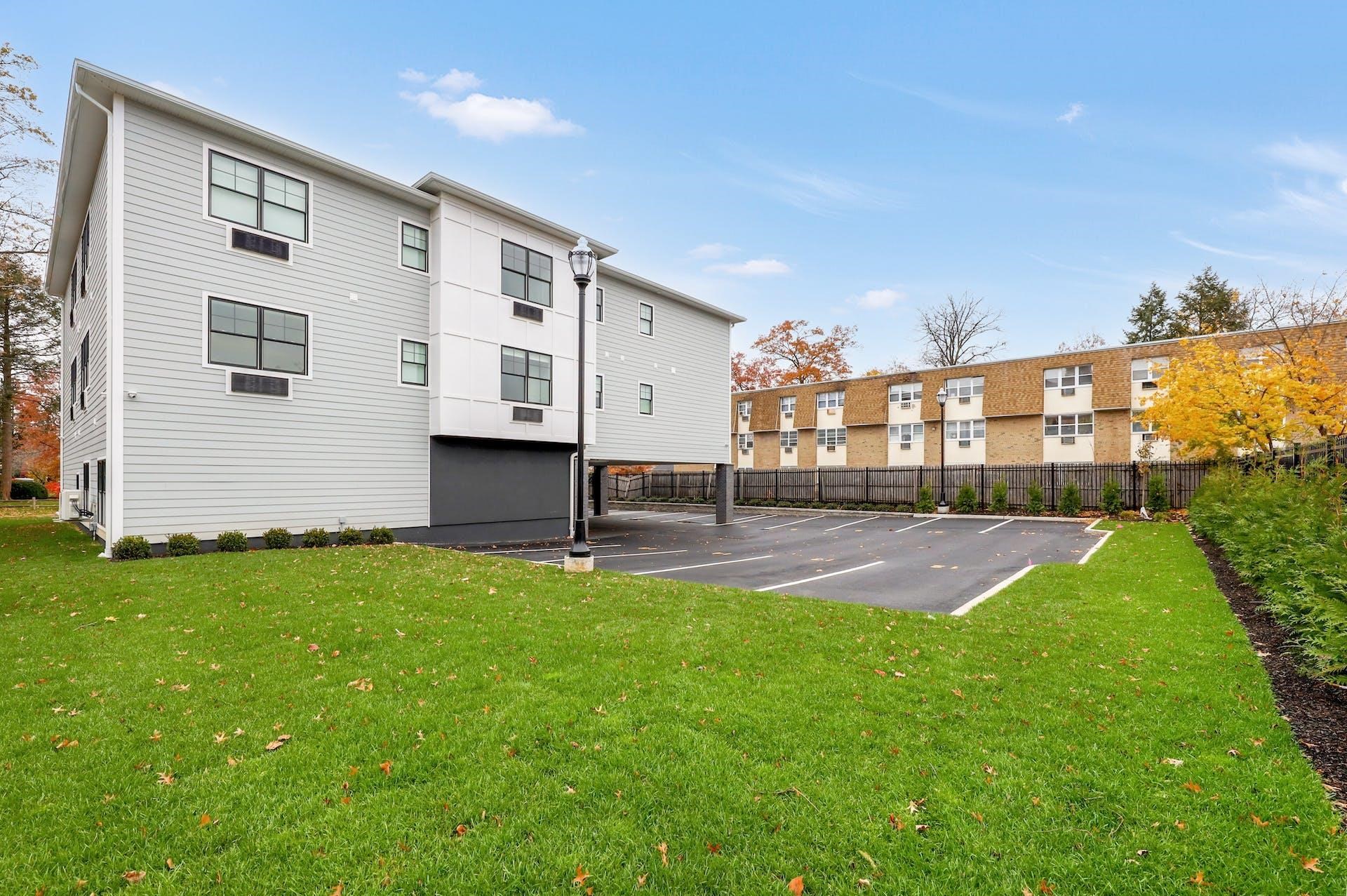 74 CLARENDON PL Unit: 202