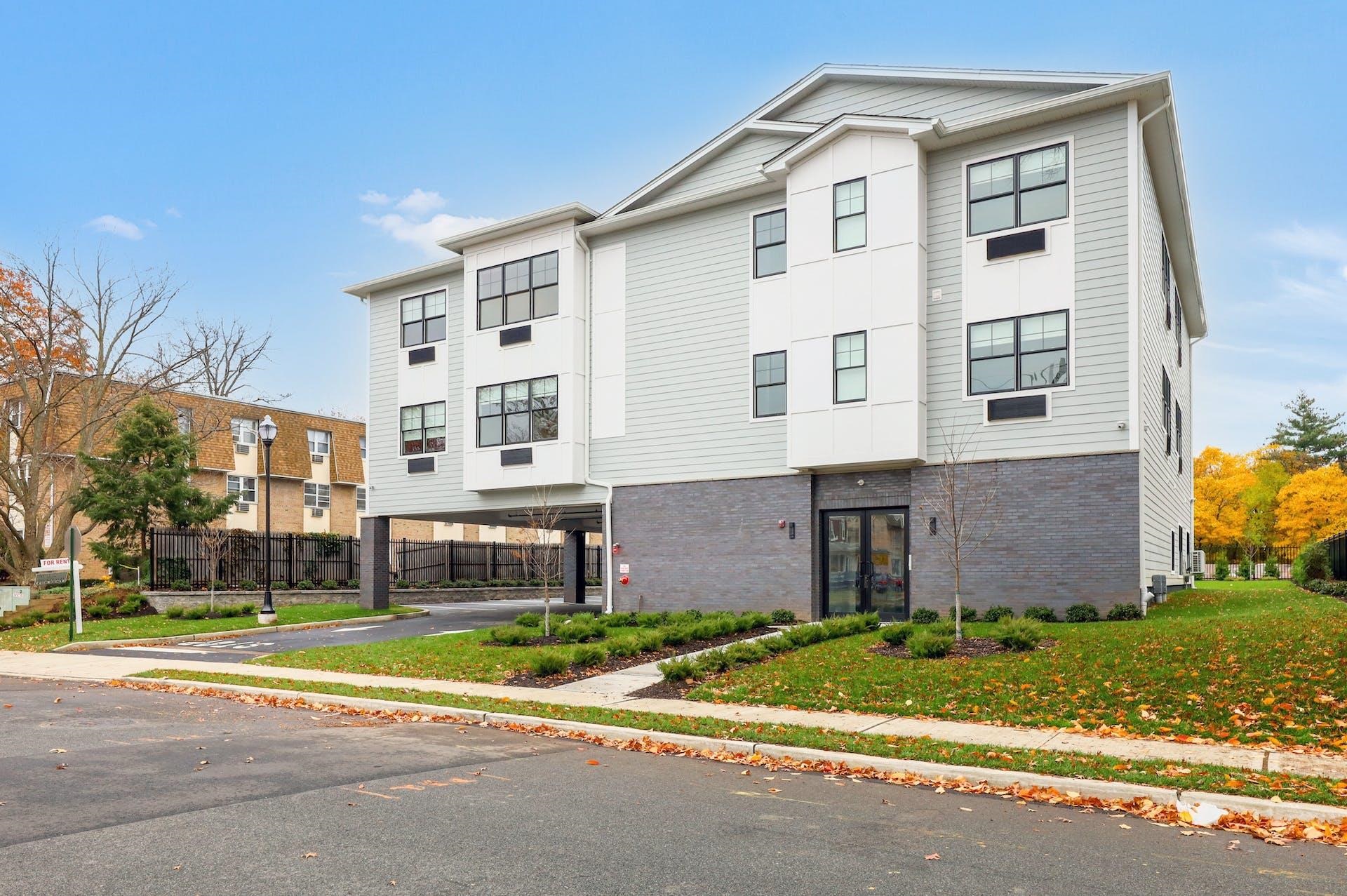 74 CLARENDON PL Unit: 202