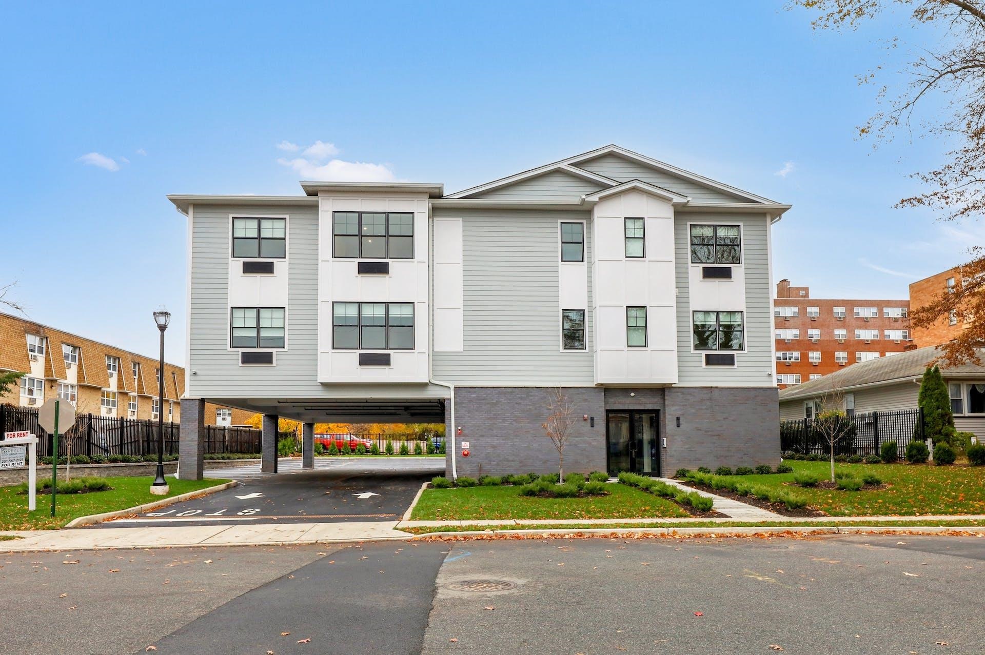 74 CLARENDON PL Unit: 202
