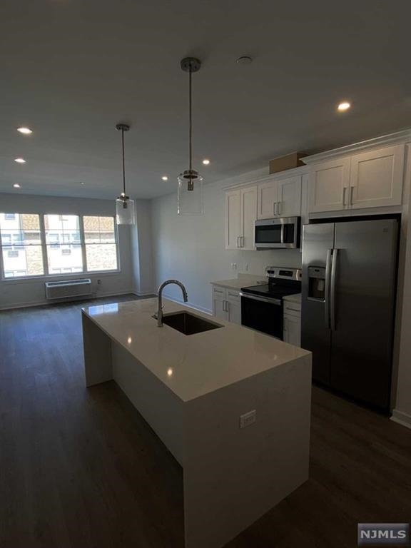 74 CLARENDON PL Unit: 203