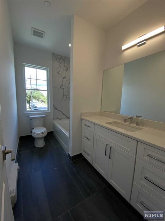 74 CLARENDON PL Unit: 203