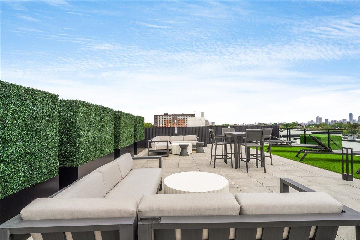 121 34TH ST Unit: 303