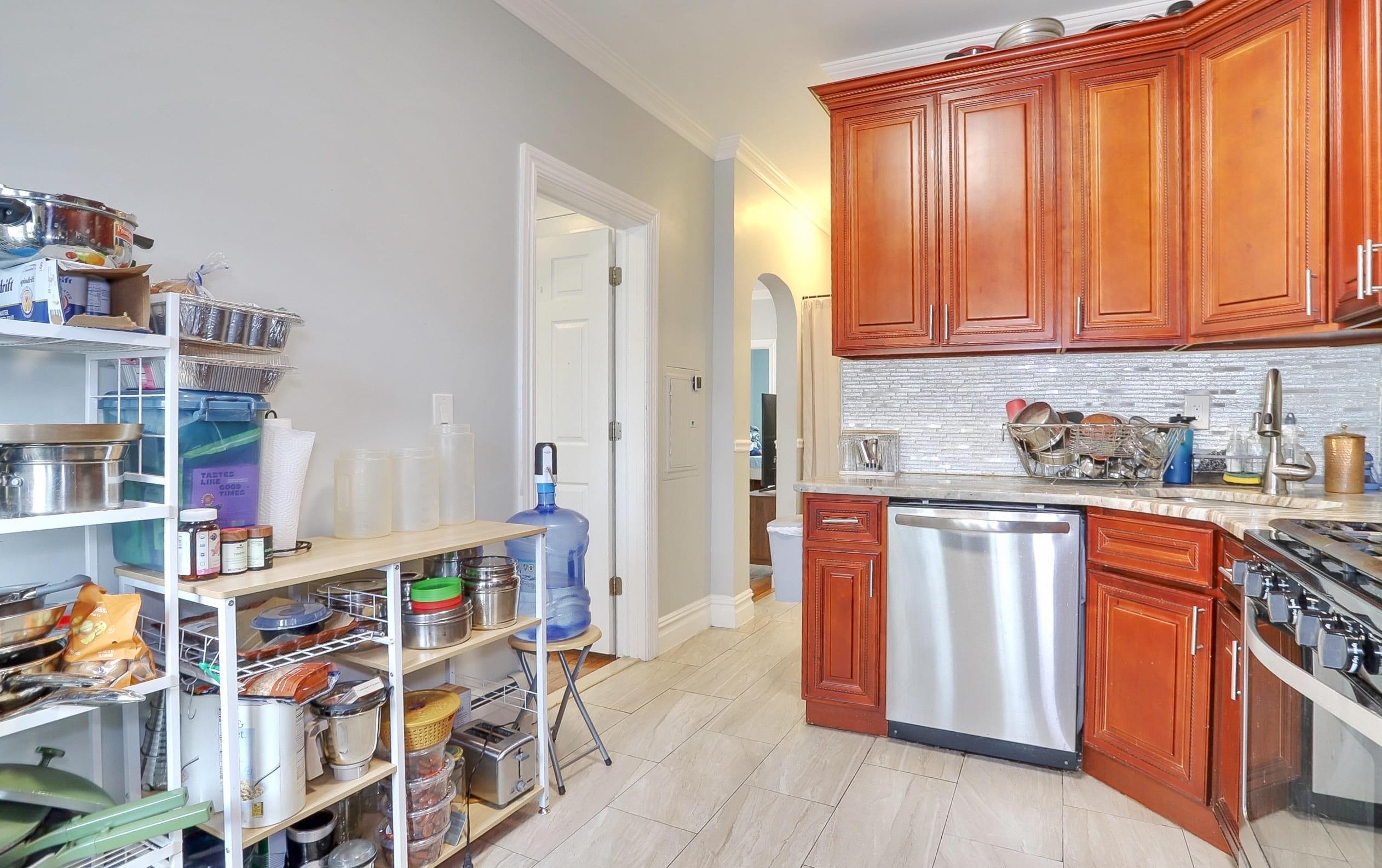 264 COLUMBIA AVE Unit: 2