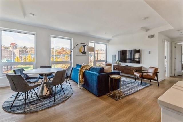 401 JACKSON ST Unit: 604