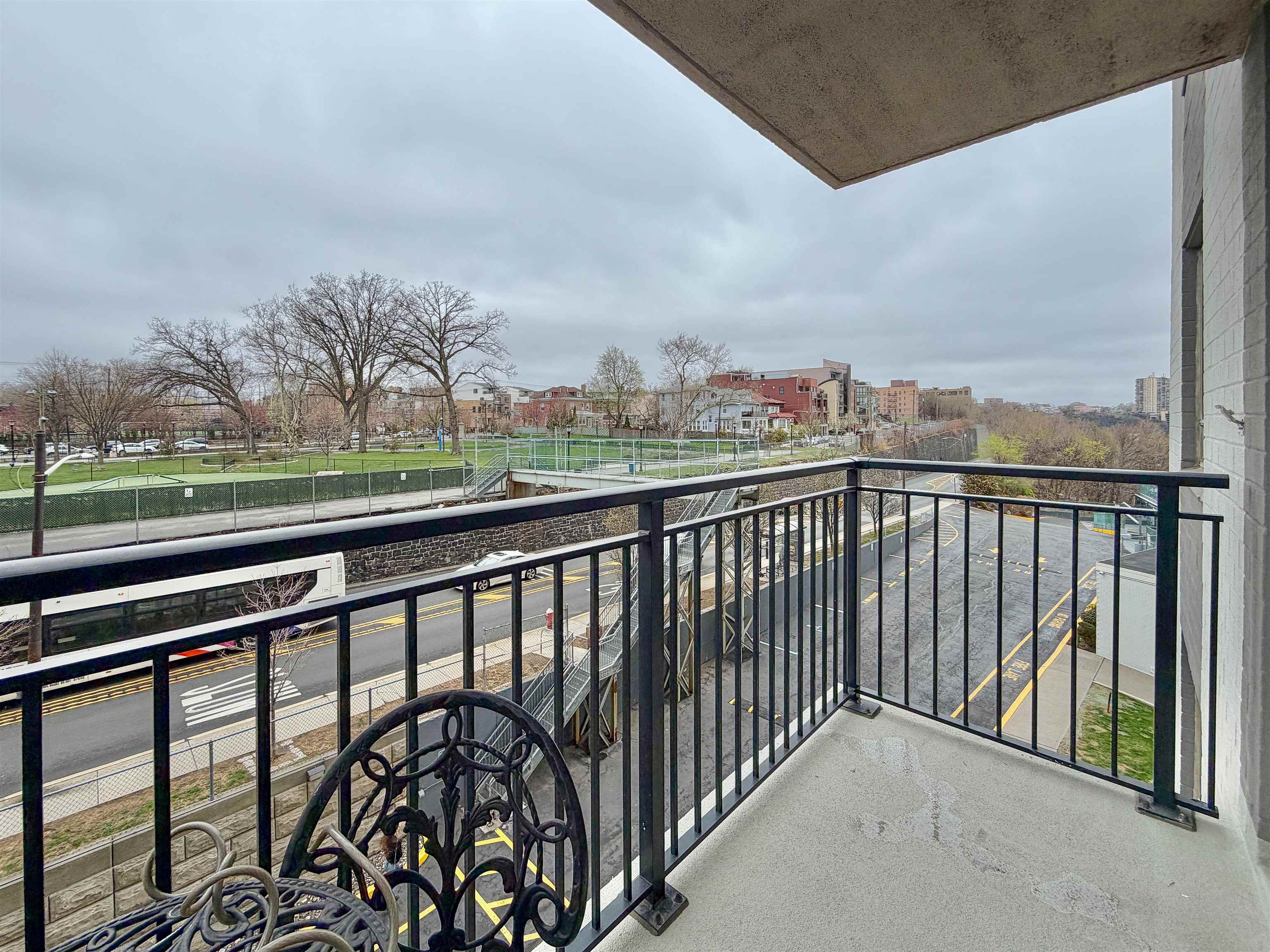 100 MANHATTAN AVE Unit: 402