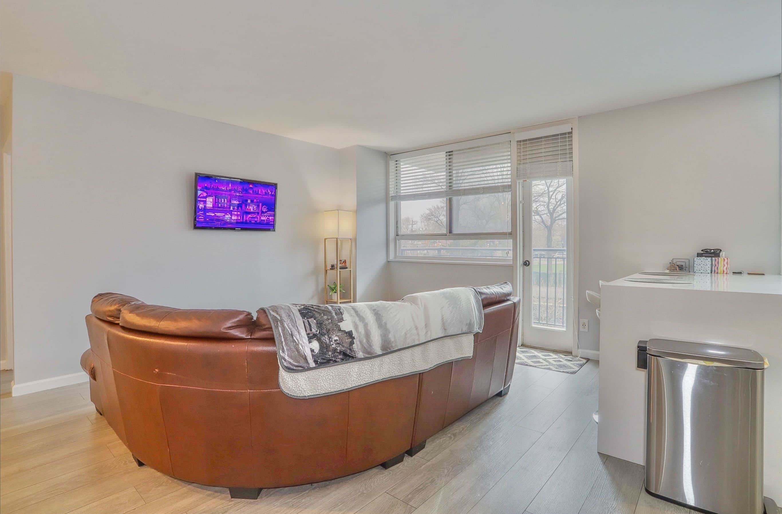 100 MANHATTAN AVE Unit: 402