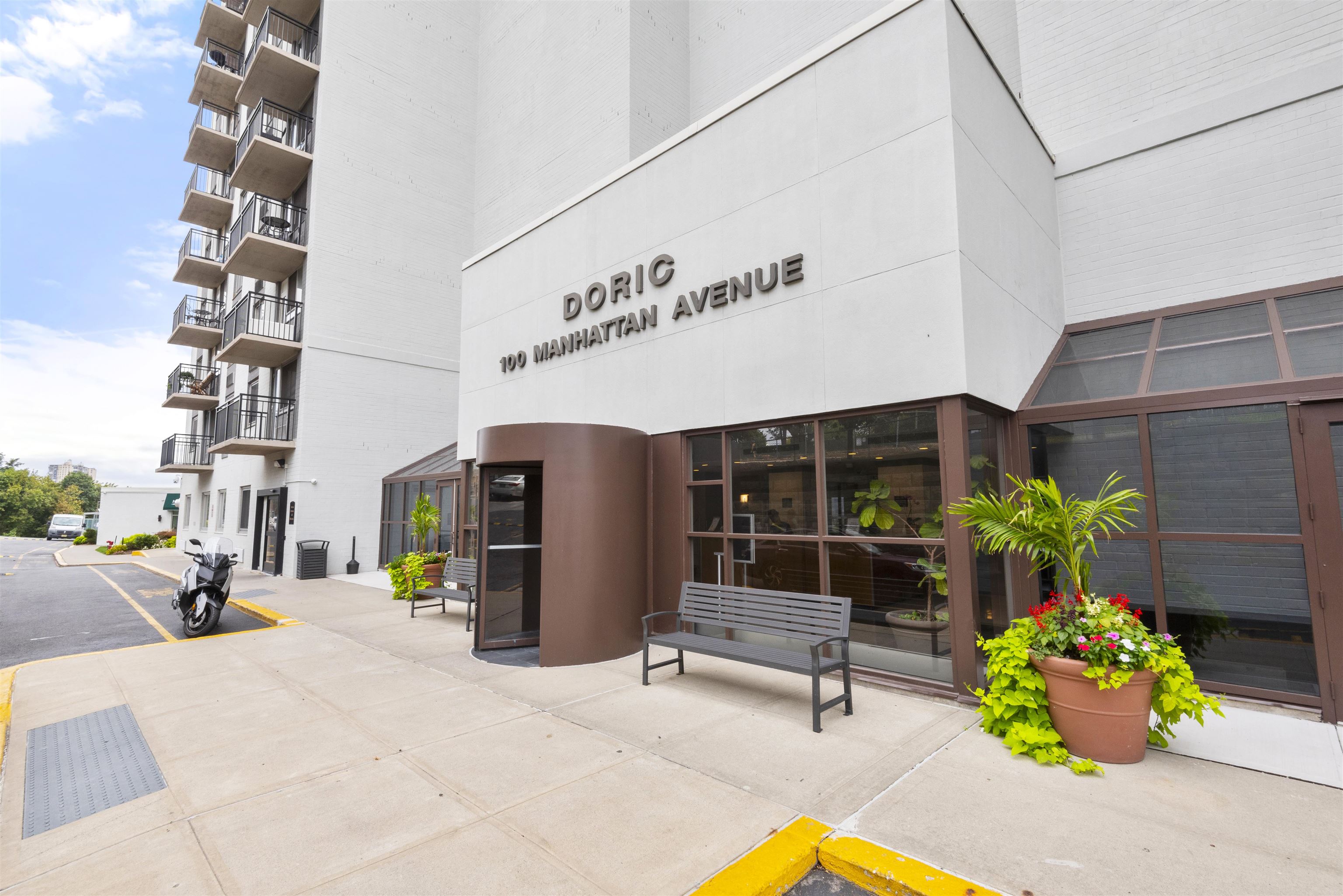 100 MANHATTAN AVE Unit: 402