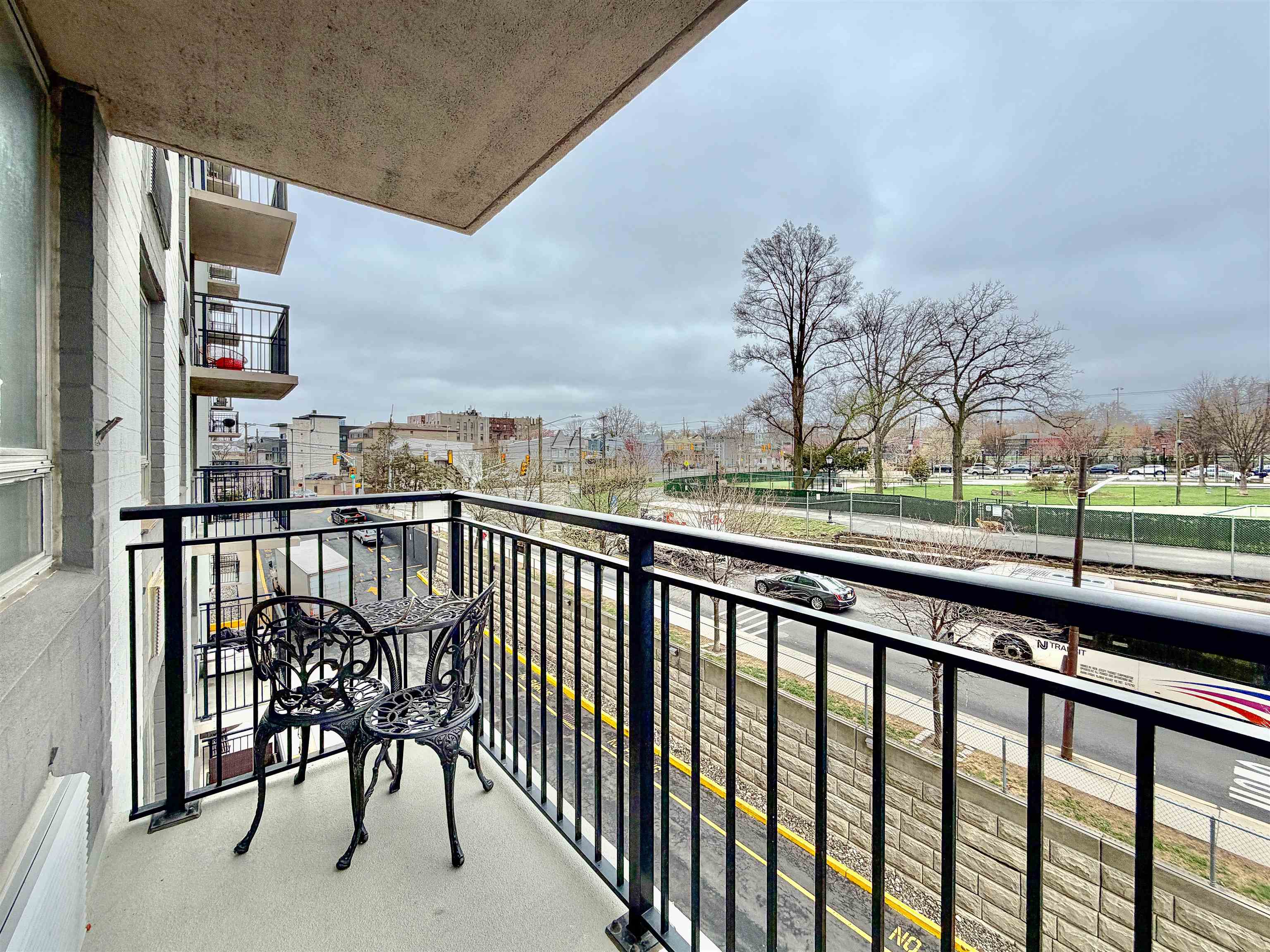 100 MANHATTAN AVE Unit: 402