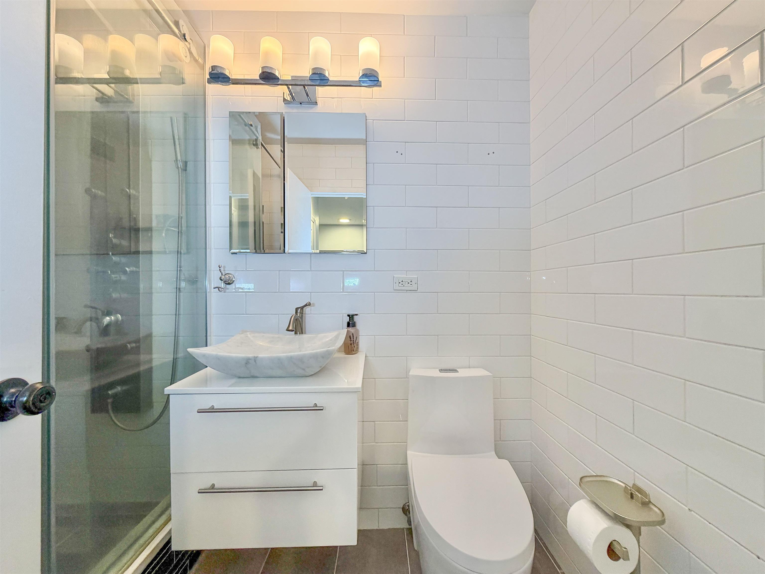 100 MANHATTAN AVE Unit: 402