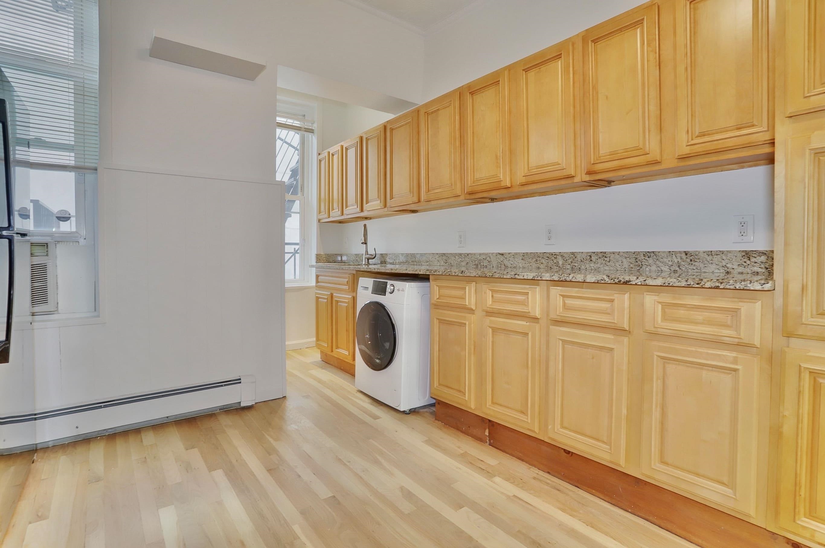402 GRAND ST Unit: 202