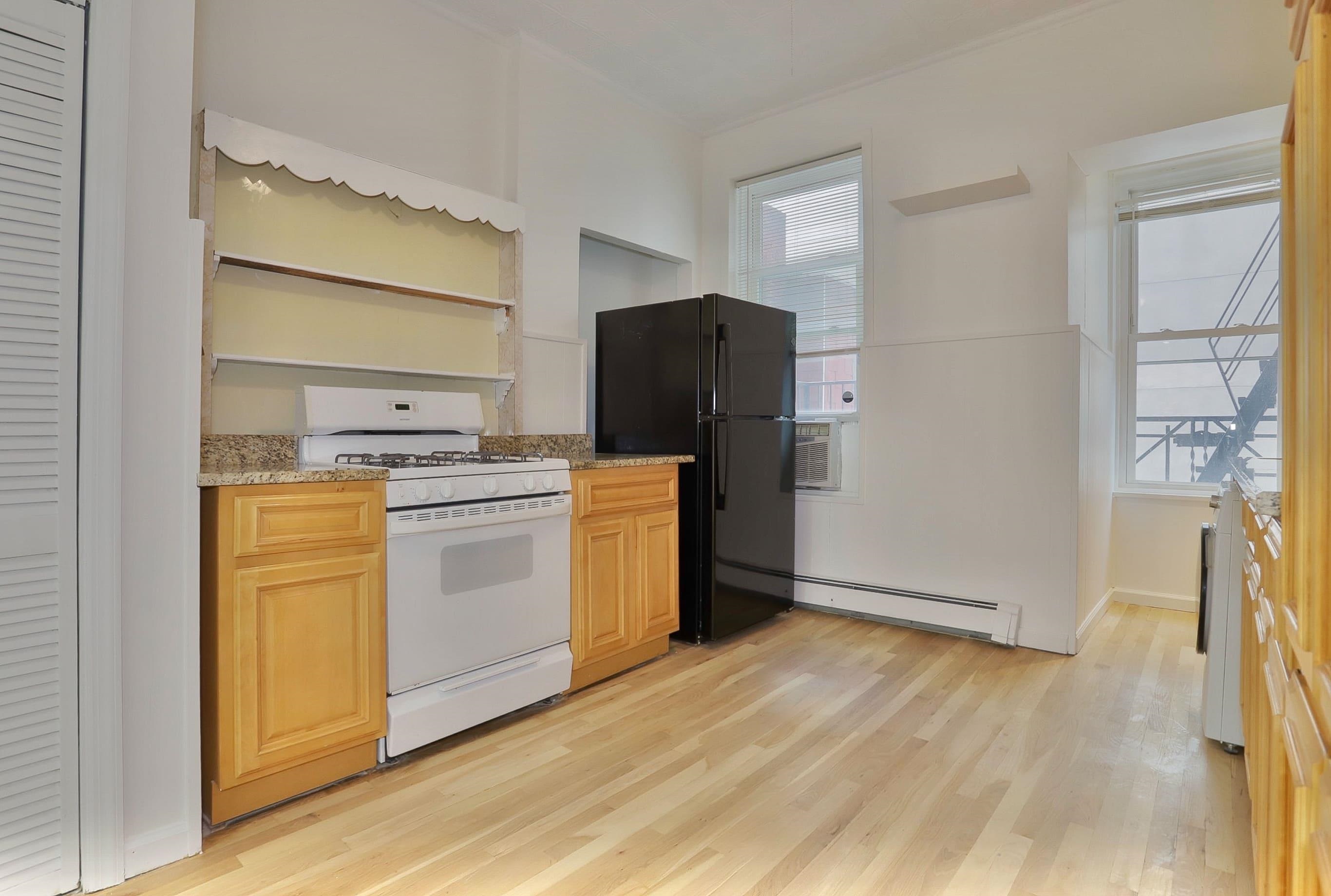 402 GRAND ST Unit: 202