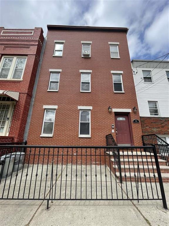 32 BEACON AVE Unit: 3