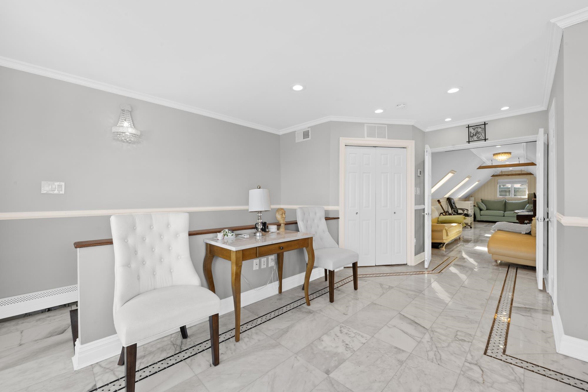 206-208 OGDEN AVE Unit: 202