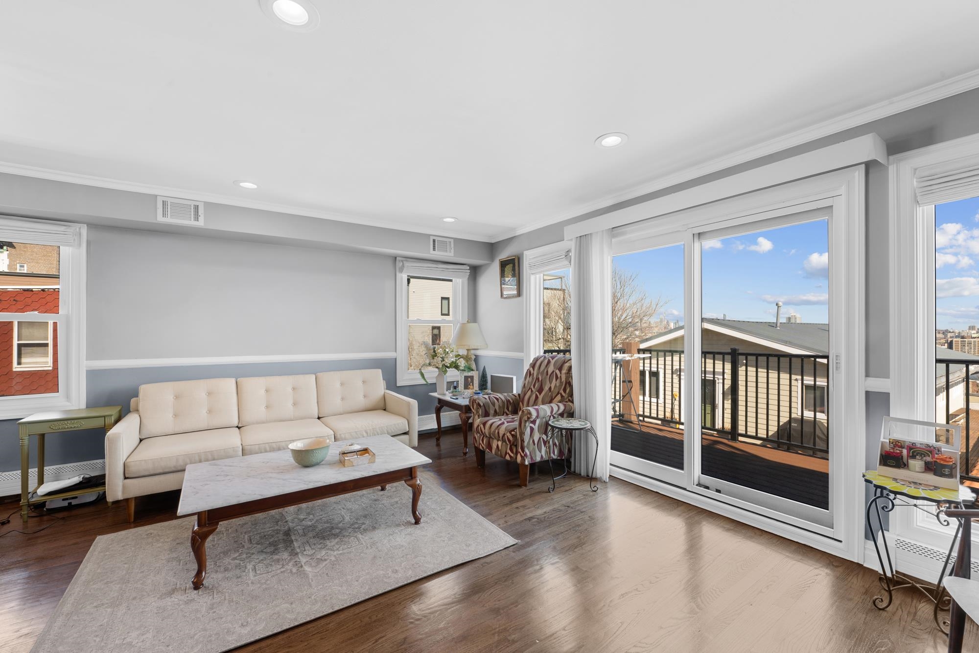 206-208 OGDEN AVE Unit: 202