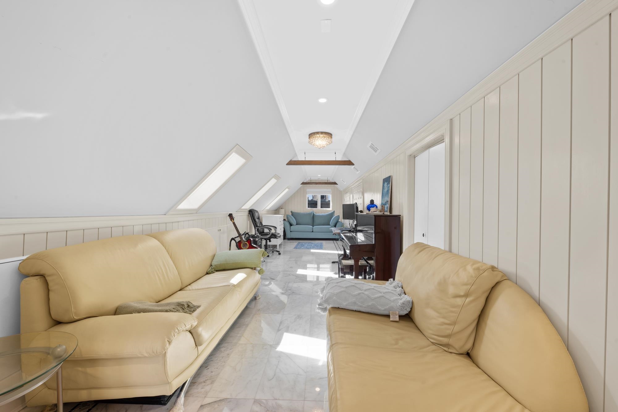 206-208 OGDEN AVE Unit: 202