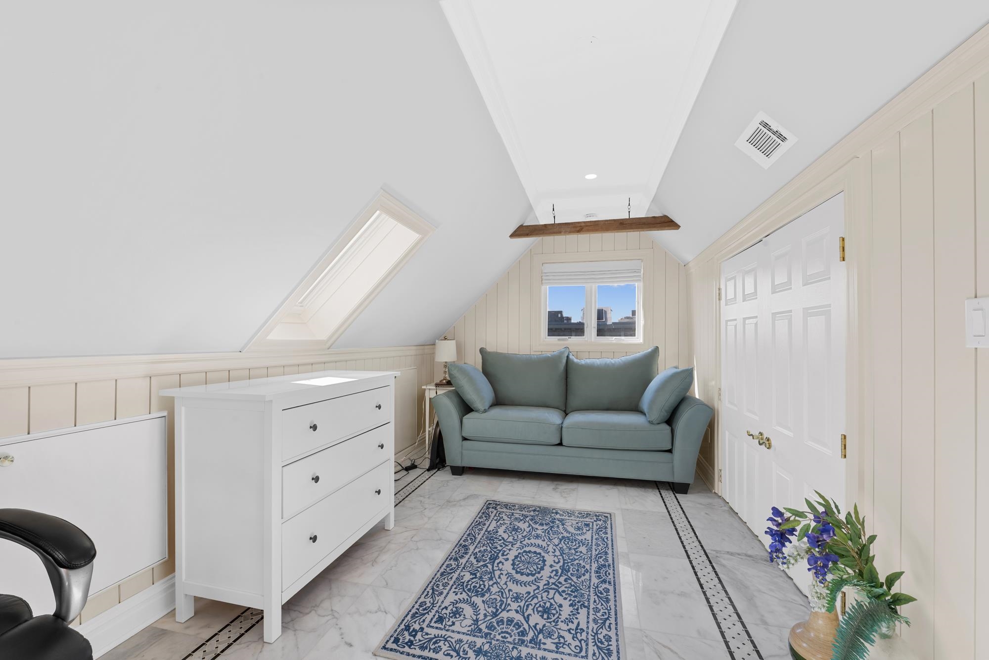 206-208 OGDEN AVE Unit: 202