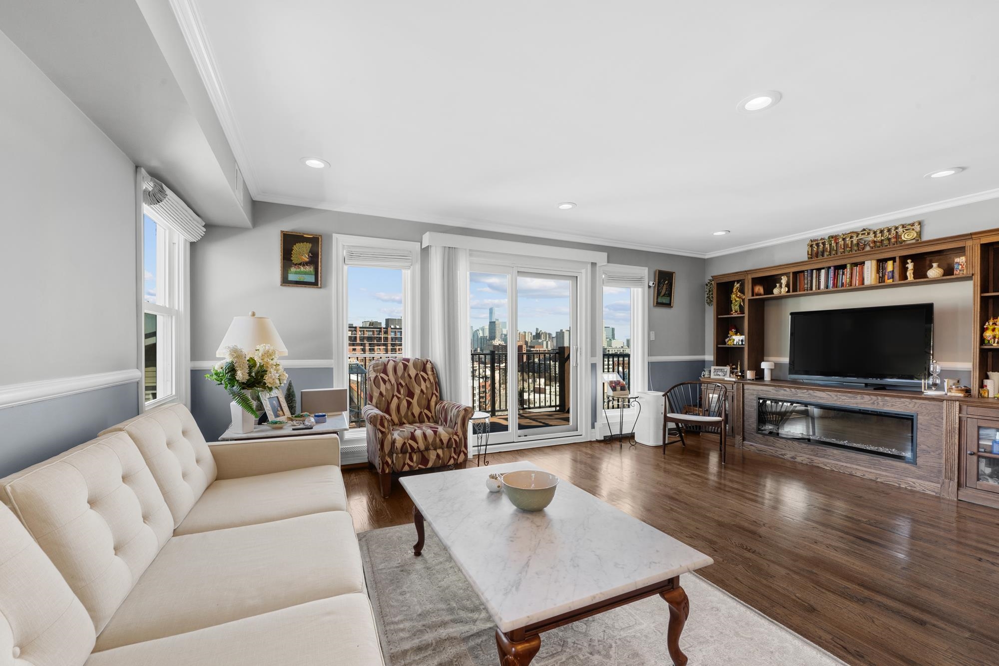 206-208 OGDEN AVE Unit: 202