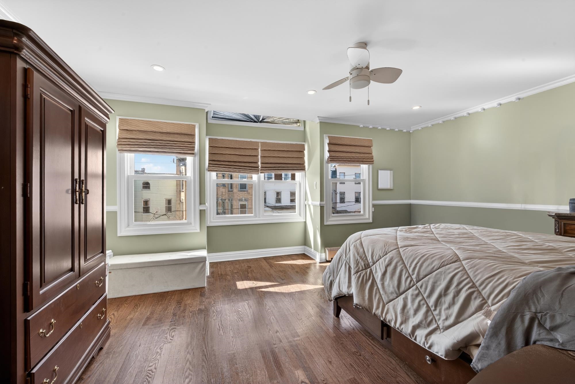 206-208 OGDEN AVE Unit: 202