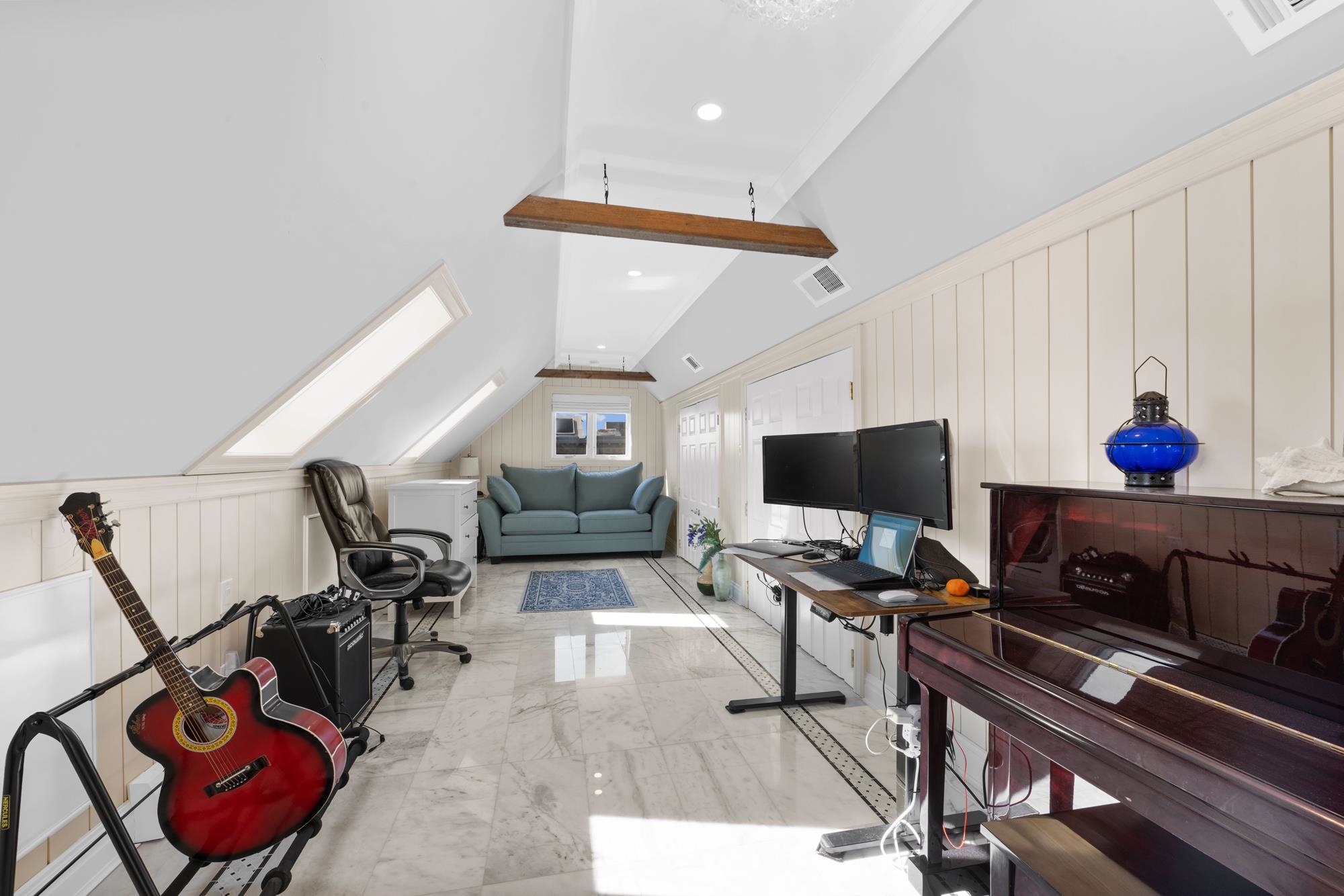 206-208 OGDEN AVE Unit: 202