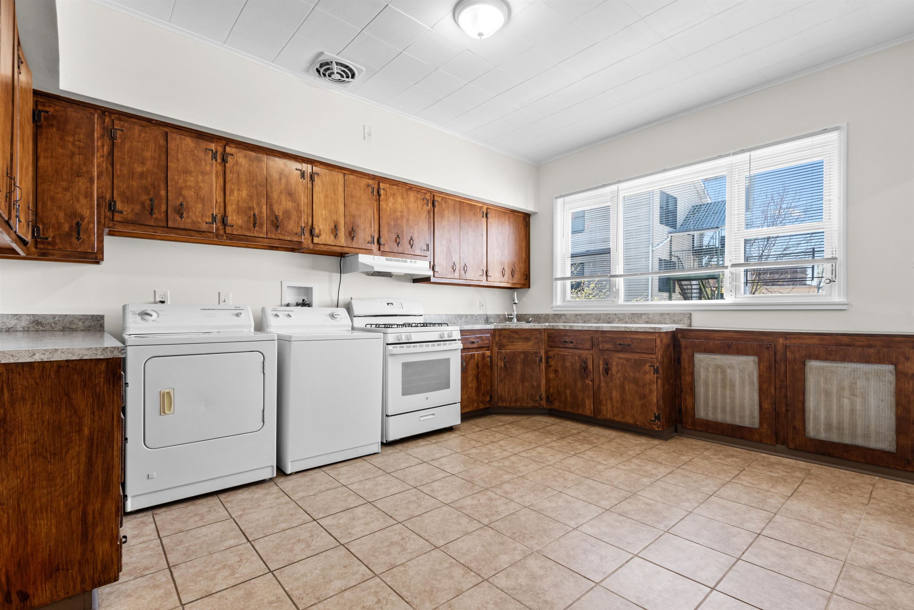 711 6TH ST Unit: 2