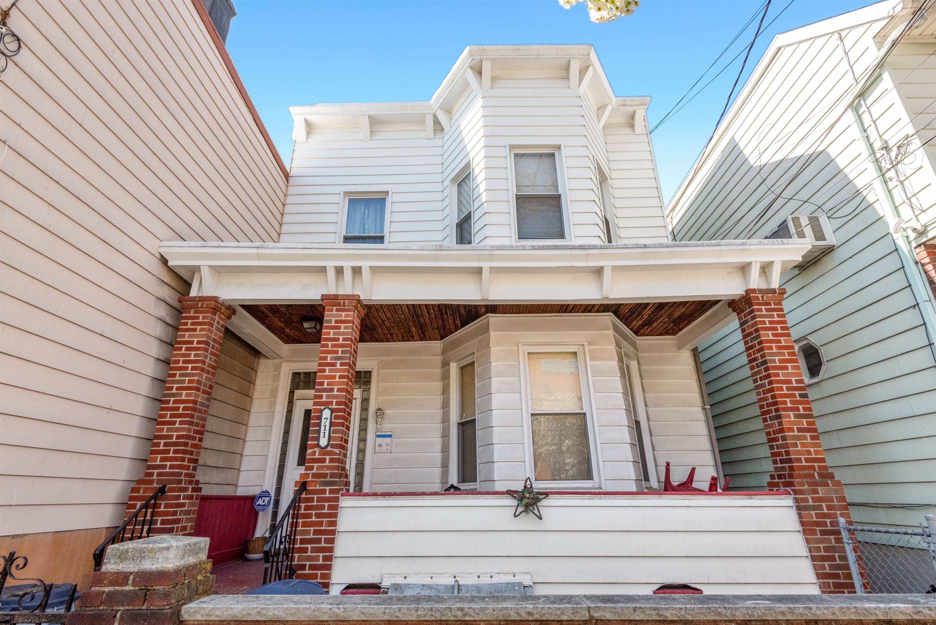 711 6TH ST Unit: 2