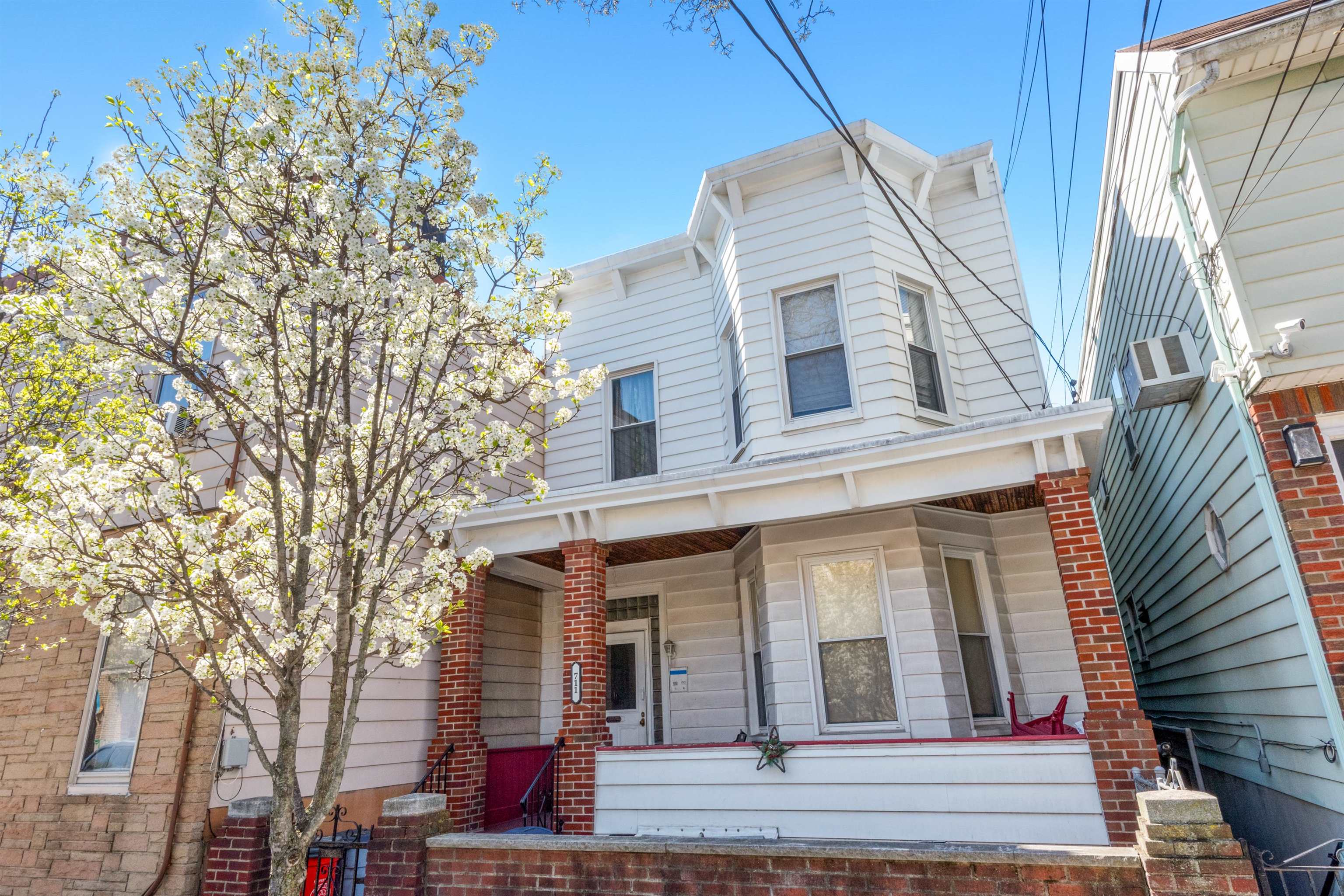711 6TH ST Unit: 2