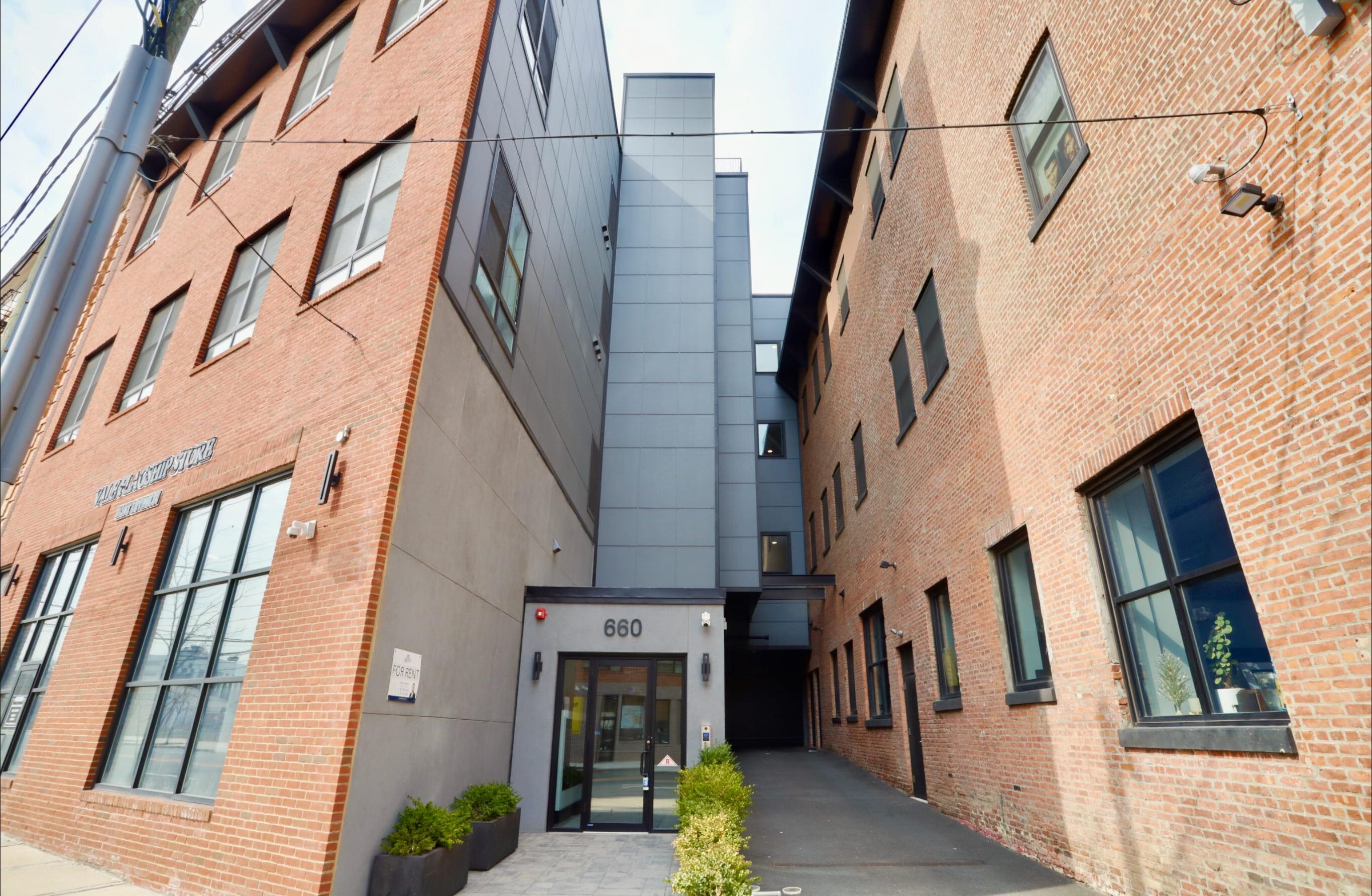 660 GRAND ST Unit: 414