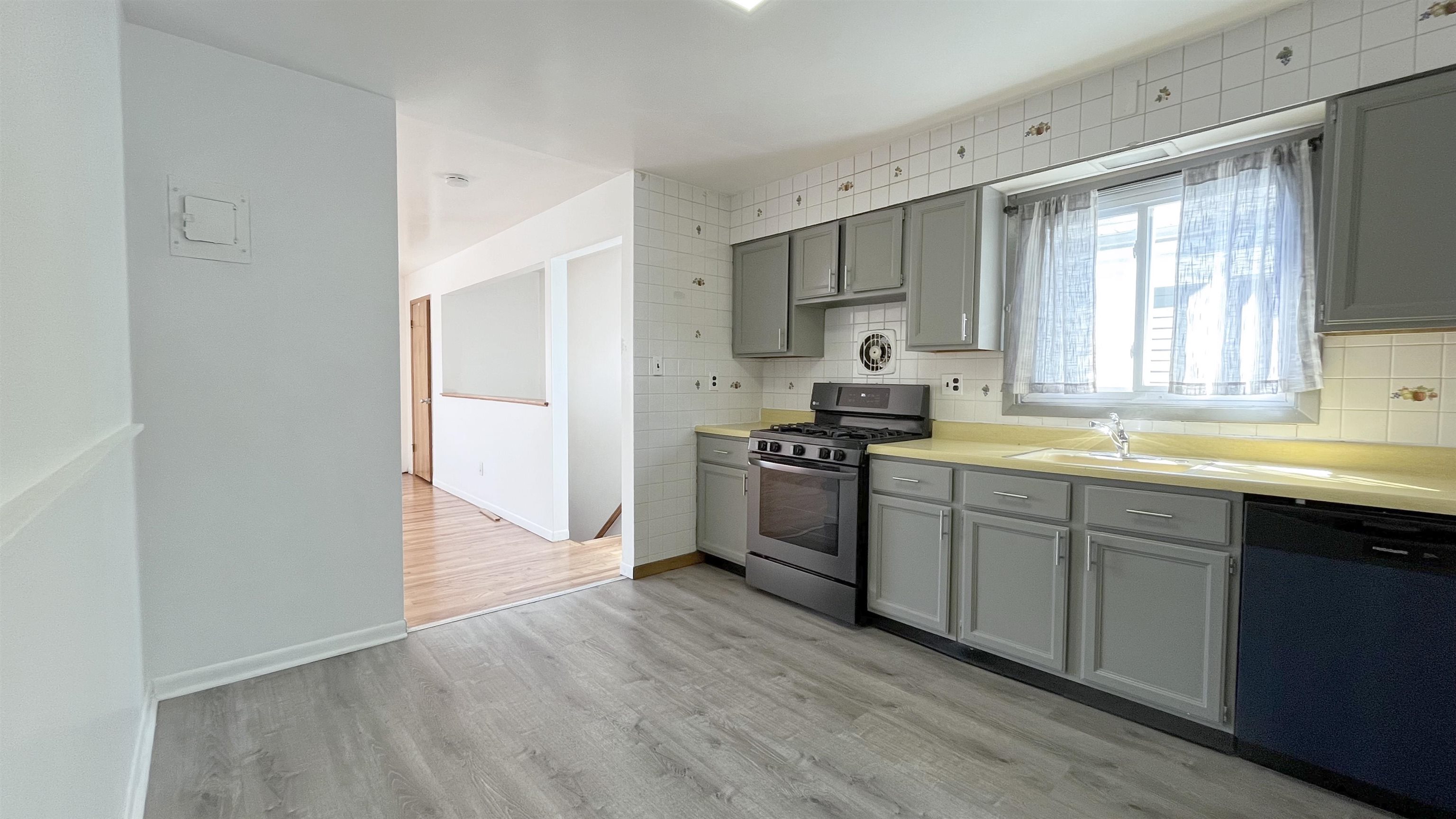 421 MANILA AVE Unit: 3