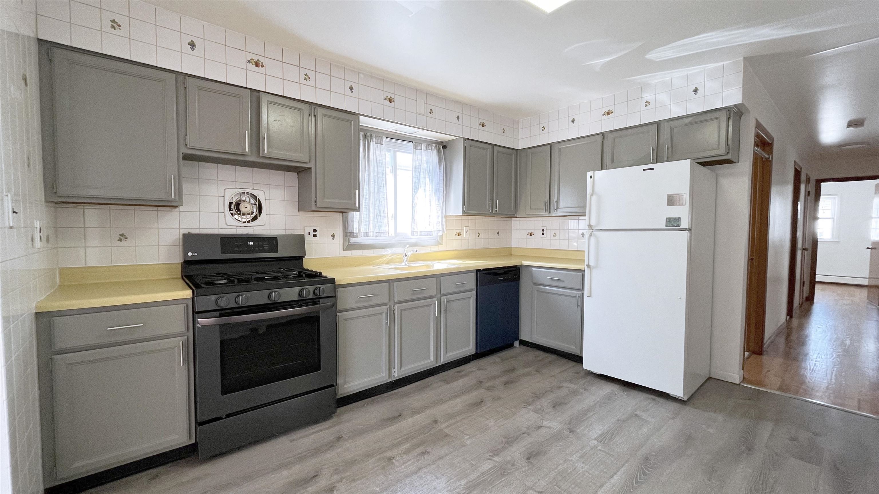 421 MANILA AVE Unit: 3