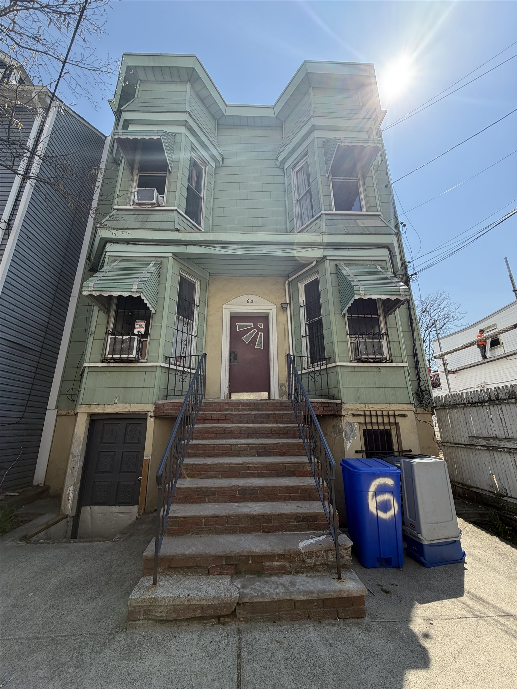 68 SHERMAN AVE Unit: 2R