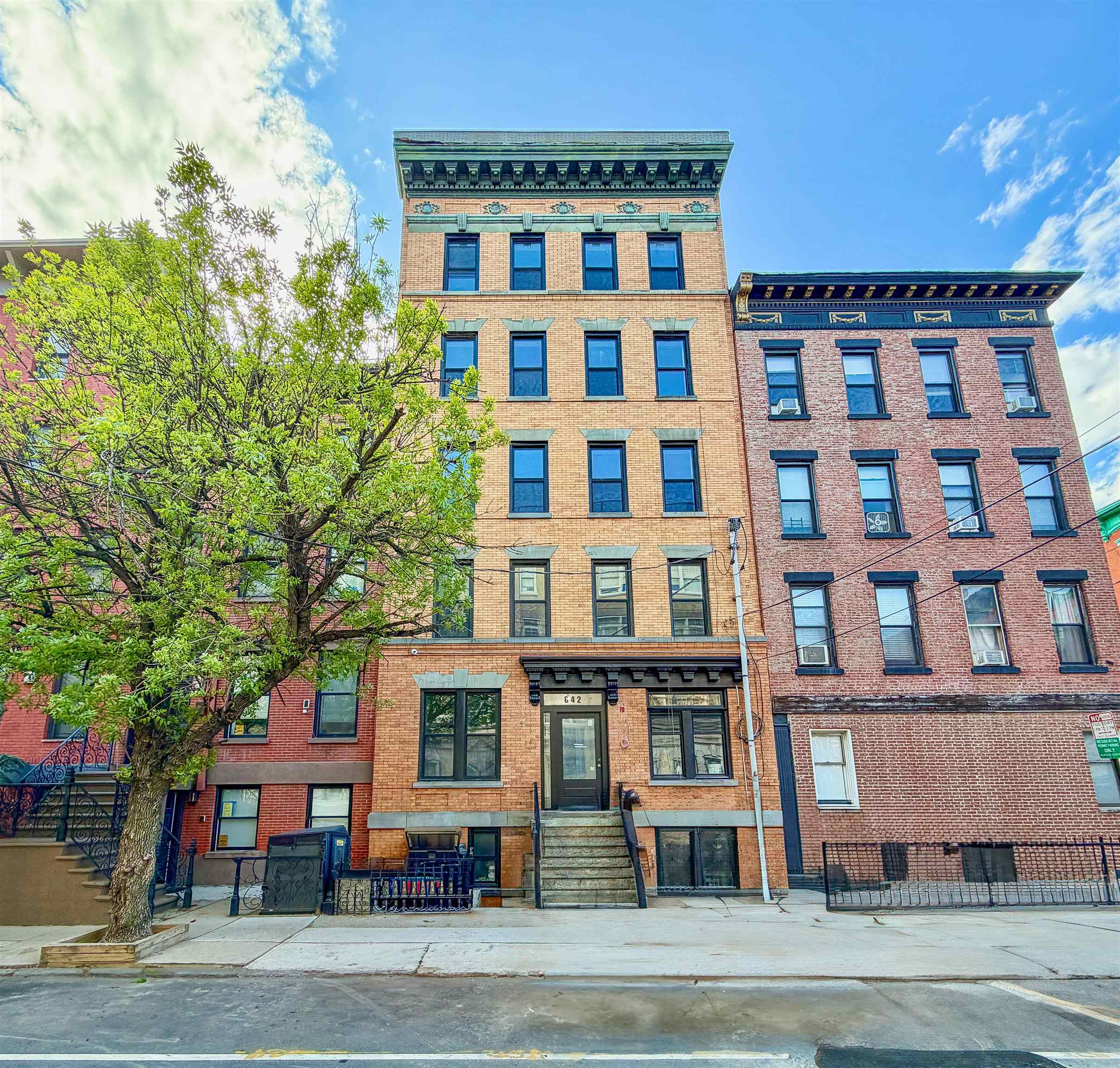 842 PARK AVE Unit: 201