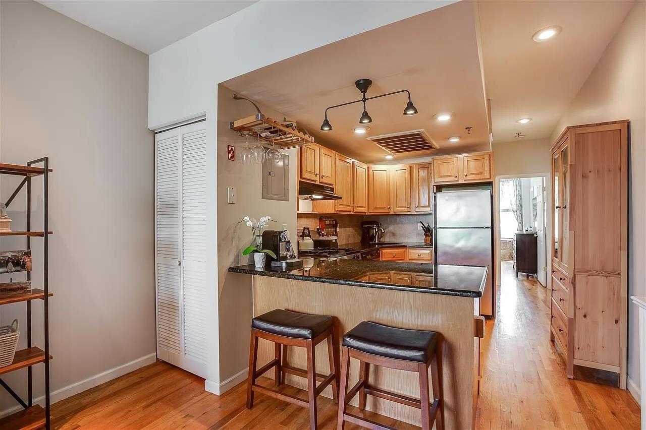 214 PARK AVE Unit: 4R
