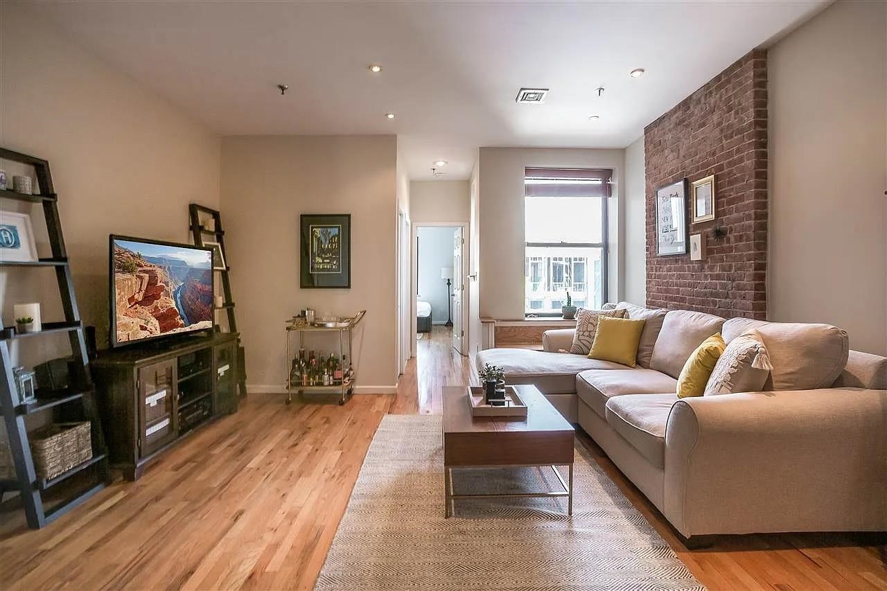 214 PARK AVE Unit: 4R