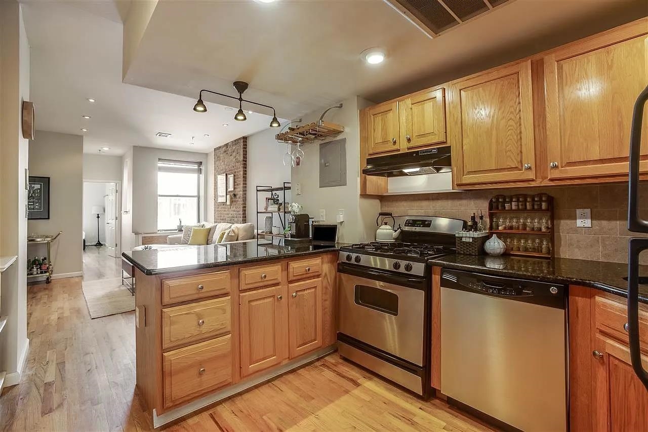 214 PARK AVE Unit: 4R